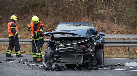 Feuerwehrleute räumten nach den drei Unfällen die Trümmer weg. / Foto: Daniel Vogl/dpa