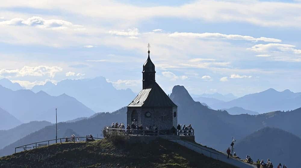 Blau-weißer Himmel und viele glückliche Menschen: Bayern liegt im «Glücksatlas» weit vorne. (Symbolbild) / Foto: Katrin Requadt/dpa