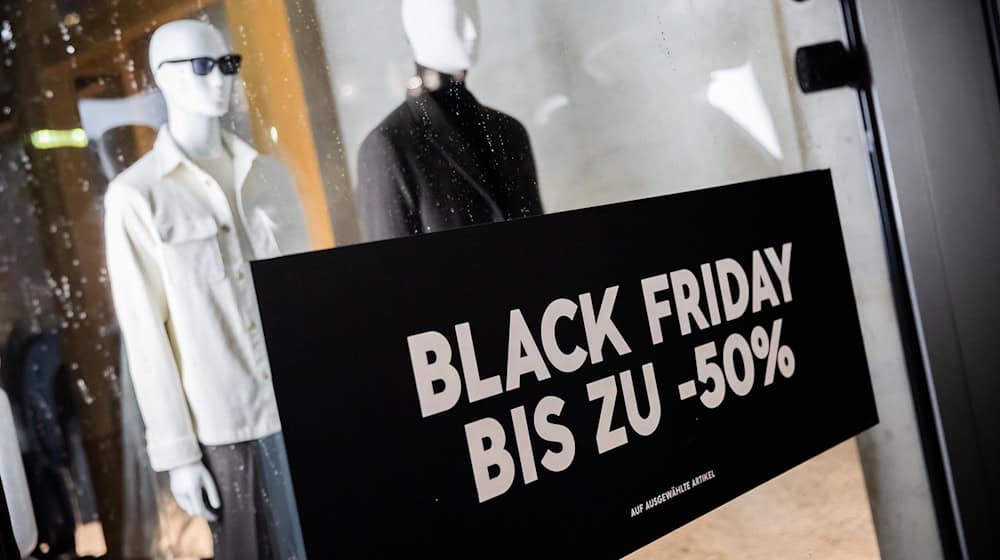 Der Black Friday ist für viele Händler ein wichtiger Umsatzbringer. (Archivbild) / Foto: Christoph Soeder/dpa