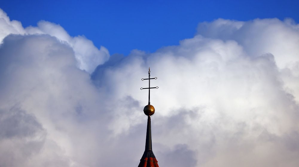 Der Kirchturm gehört in Bayern zu fast jedem Dorf. (Symbolbild) / Foto: Karl-Josef Hildenbrand/dpa