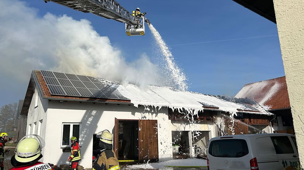 Für mehrere Stunden waren die Kräfte im Einsatz. / Foto: -/Kreisbrandinspektion Cham/dpa