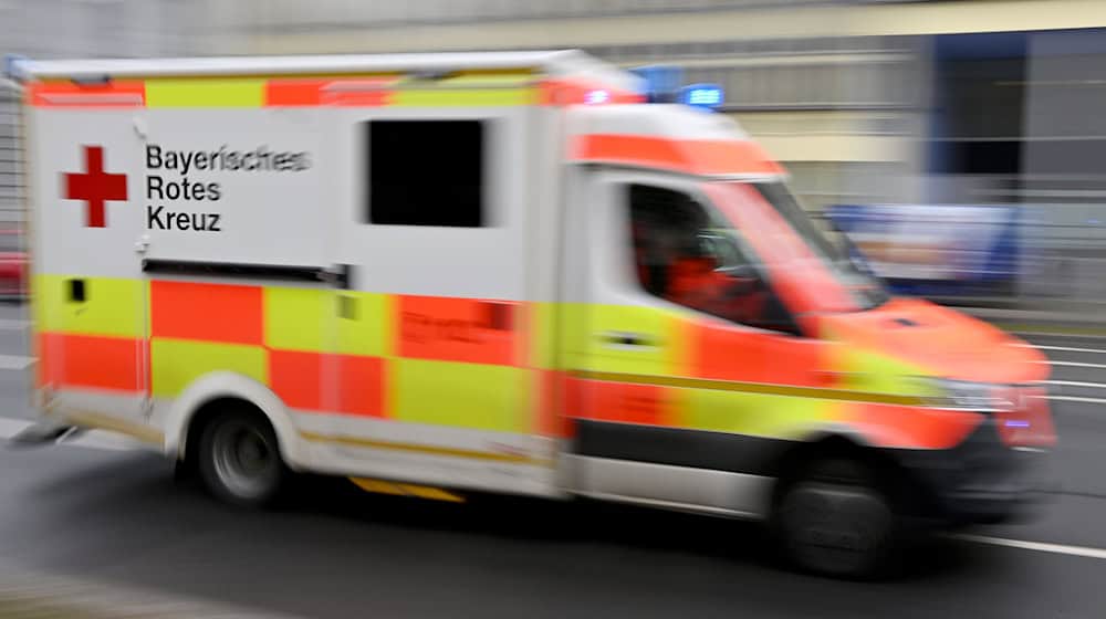 Sanitäter bringen den Senior mit schweren Verletzungen in ein Krankenhaus. (Symbolbild) / Foto: Peter Kneffel/dpa