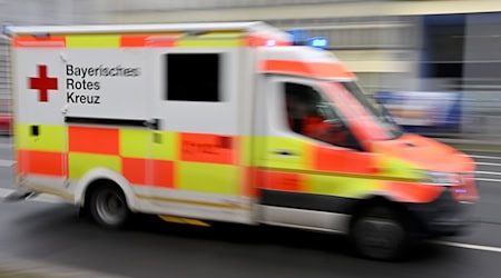 Sanitäter bringen den Senior mit schweren Verletzungen in ein Krankenhaus. (Symbolbild) / Foto: Peter Kneffel/dpa