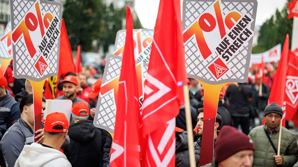 Die Gewerkschaft IG Metall setzt ihre Warnstreiks zu Beginn der neuen Woche in 27 Betrieben in Bayern fort. (Archivbild) / Foto: Daniel Karmann/dpa