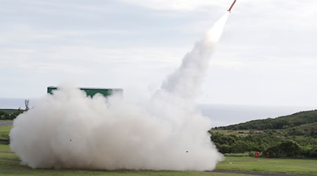 Eine Patriot-Rakete startet bei einer Übung. In Bayern werden künftig wieder Motoren für sie hergestellt.  / Foto: Chiang Ying-ying/AP/dpa