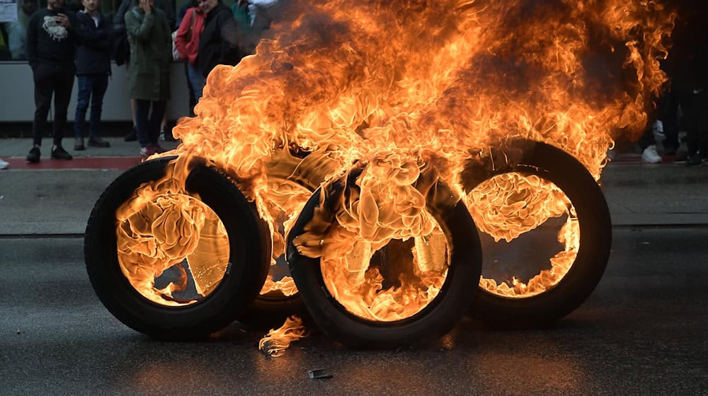 Gegen die mögliche Schließung des Werks protestierten Audi-Mitarbeiter Anfang September mit brennenden Reifen. (Archivbild) / Foto: Jonas Roosens/Belga/dpa