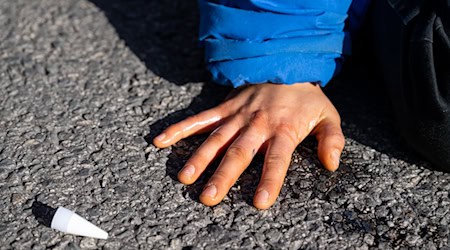 Der Jesuitenpater hatte sich in Nürnberg mit einer Hand auf dem Bahnhofsplatz festgeklebt und so den Verkehr blockiert. (Symbolbild) / Foto: Lennart Preiss/dpa