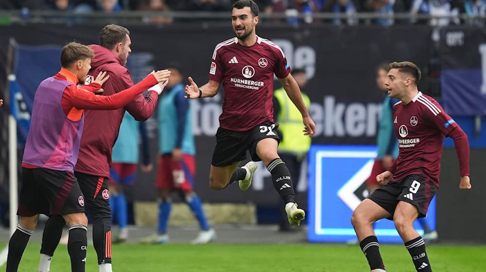 Mahir Emreli (M) jubelt nach seinem Ausgleichstor für den FCN. / Foto: Marcus Brandt/dpa