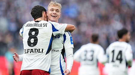 HSV-Torschütze Daniel Elfadli (l) jubelt nach seinem 1:0 mit Vorlagengeber Adam Karabec. / Foto: Marcus Brandt/dpa