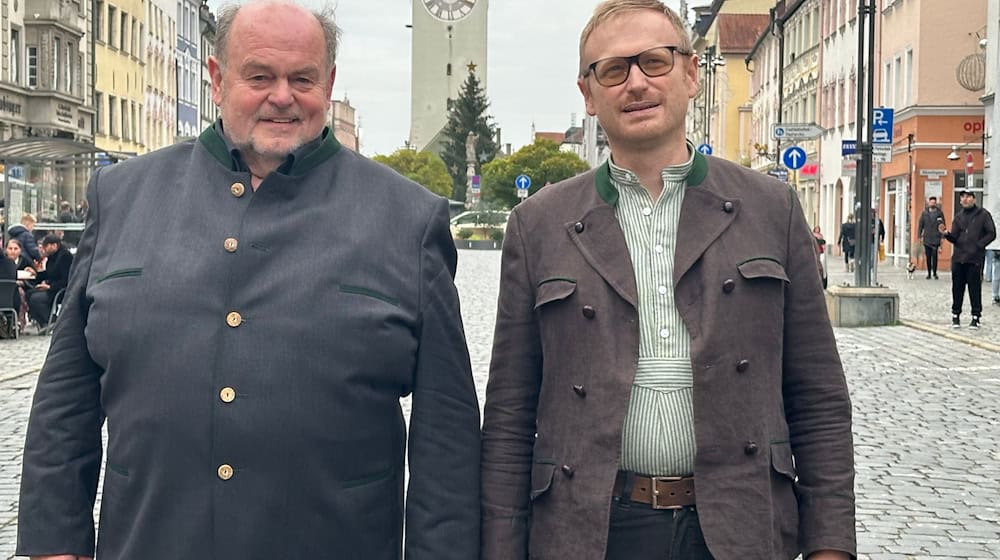 Der Bund Bairische Sprache hat einen neuen Vorsitzenden: Niklas Hilber (rechts) hat das Amt von seinem Vorgänger Sepp Obermeier übernommen. Der ist jetzt Ehrenvorsitzender. / Foto: Ute Wessels/dpa