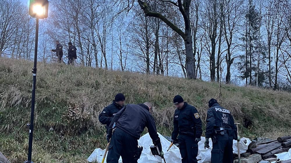 Mit Detektoren waren die Einsatzkräfte auf einem Anwesen in Münchberg unterwegs. Es bestand der Verdacht, dass dort Waffen und Munition gelagert wurden.  / Foto: -/Bayerisches Landeskriminalamt/dpa