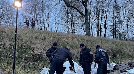 Mit Detektoren waren die Einsatzkräfte auf einem Anwesen in Münchberg unterwegs. Es bestand der Verdacht, dass dort Waffen und Munition gelagert wurden.  / Foto: -/Bayerisches Landeskriminalamt/dpa