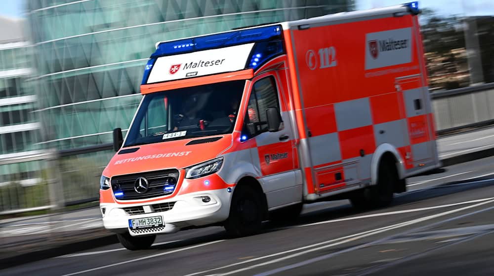 Der Mann wird vom Rettungsdienst in eine Klinik gebracht. (Symbolbild) / Foto: Arne Dedert/dpa