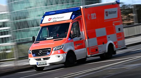 Der Mann wird vom Rettungsdienst in eine Klinik gebracht. (Symbolbild) / Foto: Arne Dedert/dpa