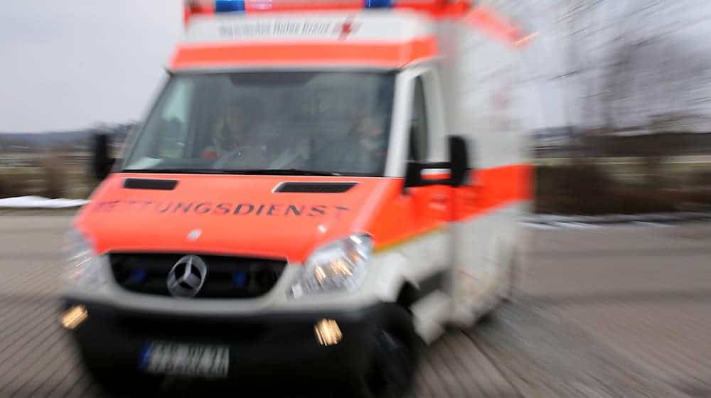 Der Rettungsdienst brachte den Mann in ein Krankenhaus, wo er später starb. (Symbolbild) / Foto: Stephan Jansen/dpa