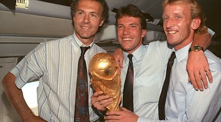 Gemeinsam wurden Franz Beckenbauer (l), Lothar Matthäus (m) und Andreas Brehme (r) 1990 Weltmeister. / Foto: Wolfgang Eilmes/dpa