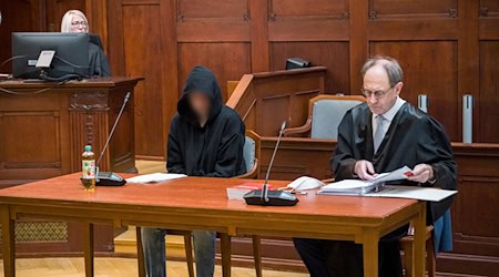 Ein junger Mann ist in Bayreuth zu 14 Jahren und 6 Monaten Haft wegen Mordes verurteilt worden. (Archivbild) / Foto: Daniel Vogl/dpa