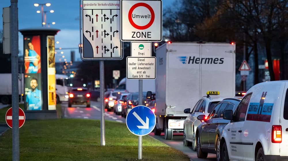 Der Stadtrat hat sich dafür ausgesprochen, auf einem bestimmten Abschnitt des Mittleren Rings ein Fahrverbot auf Euro-5-Fahrzeuge auszuweiten. (Symbolbild) / Foto: Sven Hoppe/dpa