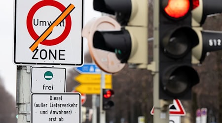 Der Stadtrat muss entscheiden, ob und wie das Diesel-Fahrverbot verschärft wird. / Foto: Sven Hoppe/dpa