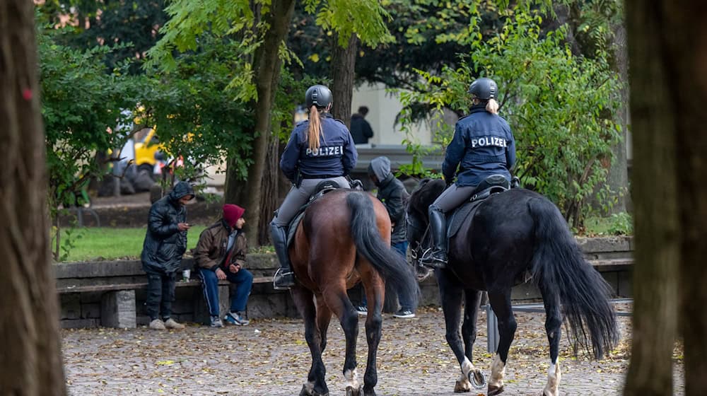 Berittene Polizeistreifen gibt es nun auch im Alten Botanischen Garten. / Foto: Peter Kneffel/dpa