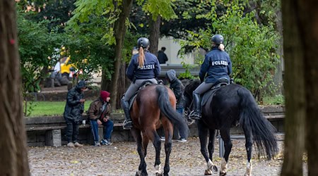 Berittene Polizeistreifen gibt es nun auch im Alten Botanischen Garten. / Foto: Peter Kneffel/dpa