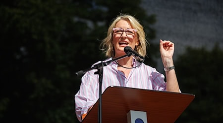 Für ihr Buch «Willkommen im falschen Film» wurde Monika Gruber heftig kritisiert. Nun erscheint es in einer Neuauflage.  / Foto: Matthias Balk/dpa