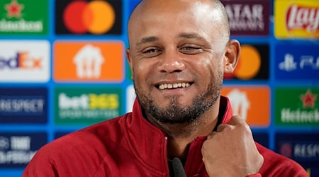 Vincent Kompany äußert sich bei der Pressekonferenz vor Benfica zum neuen Ligaformat der Champions League. / Foto: Matthias Schrader/AP