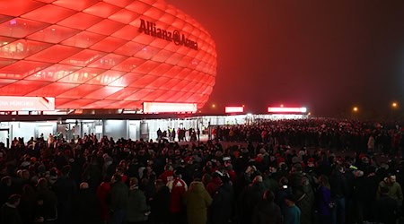 In der Allianz Arena schweigen viele Fans in der Anfangsphase, mutmaßlich wegen eines Notfalls. / Foto: Sven Hoppe/dpa