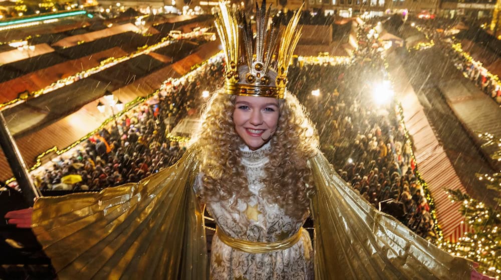 Vor vielen Tausend Besucherinnen und Besuchern eröffnet das Nürnberger Christkind traditionell den Markt. (Archivbild) / Foto: Daniel Karmann/dpa