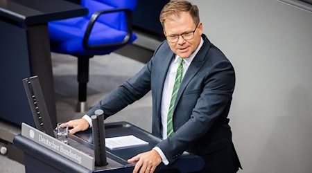 Für Carsten Schneider (SPD) handelt CSU-Chef Söder mit seiner Kritik am Länderfinanzausgleich überaus unsolidarisch. (Archivbild) / Foto: Christoph Soeder/dpa