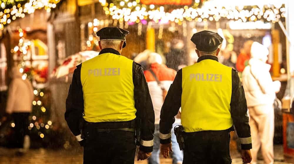 Weihnachtsmärkte locken auch immer viele Menschen mit krimineller Energie an - eine Gesetzesnovelle soll der Polizei die Arbeit erleichtern. (Archivbild)  / Foto: Sina Schuldt/dpa