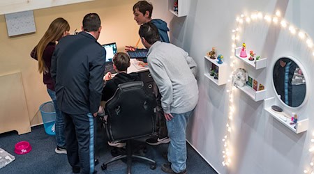  Im neuen Escape-Room sollen Jugendliche das Thema Cybersicherheit selbstständig, erkenntnisreich und mit Spaß erkunden können. / Foto: Daniel Vogl/dpa