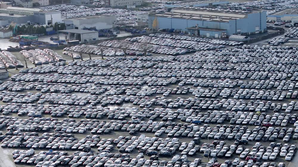 Volle Parkplätze, maue Kassen: Der Gewinn von VW, Mercedes-Benz und BMW ist im dritten Quartal in den Keller gerauscht. (Symbolbild) / Foto: Henning Kaiser/dpa