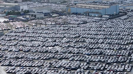 Volle Parkplätze, maue Kassen: Der Gewinn von VW, Mercedes-Benz und BMW ist im dritten Quartal in den Keller gerauscht. (Symbolbild) / Foto: Henning Kaiser/dpa