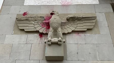 An einem Reichsadler am Finanzamt in Ulm sind Teile des Sandsteins abgebrochen - ein Restaurator geht von witterungsbedingten Abplatzungen aus.  / Foto: -/VBBW Amt Ulm/dpa