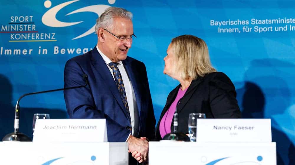 Es gibt noch einiges zu klären zwischen Joachim Herrmann (l) und Nancy Faeser (r). / Foto: Matthias Balk/dpa