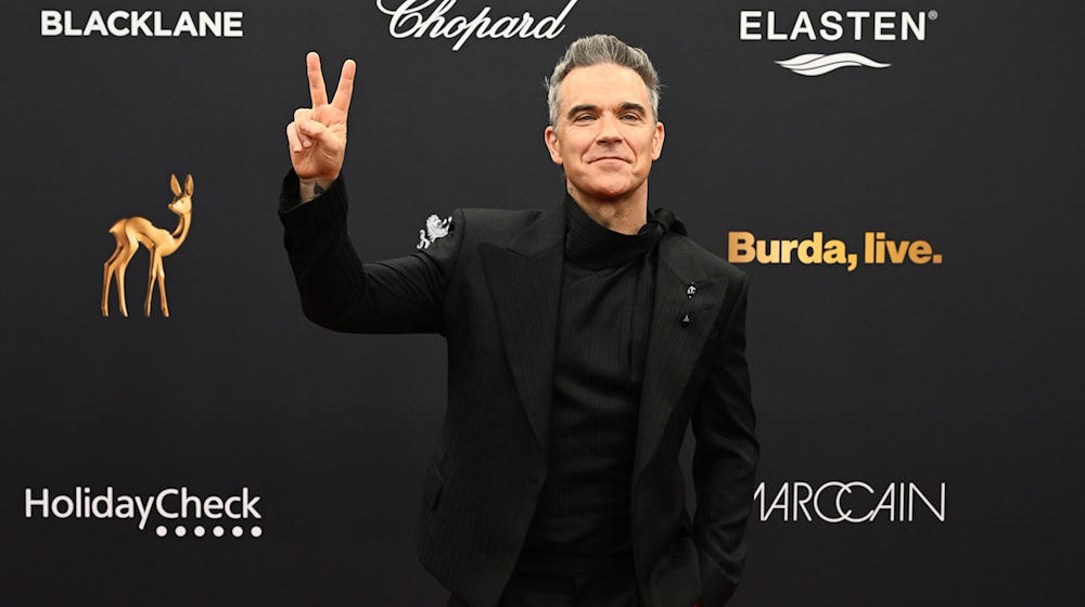 Robbie Williams erhält einen Bambi.  / Foto: Felix Hörhager/dpa