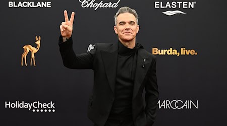 Robbie Williams erhält einen Bambi.  / Foto: Felix Hörhager/dpa