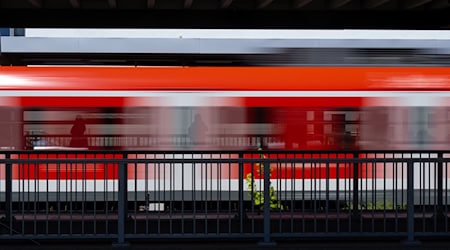 Ein Mann vergisst seinen Rucksack in einer S-Bahn und zwingt den Zug zur Vollbremsung. (Symbolbild) / Foto: Sven Hoppe/dpa