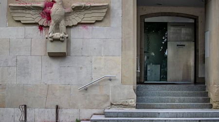 Das Land will den Reichsadler am Finanzamt Ulm durch eine Künstlerin oder einen Künstler neu gestalten lassen. (Archivbild) / Foto: Christoph Schmidt/dpa