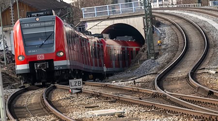 Wegen Bauarbeiten gibt es an mehreren Wochenenden vor Weihnachten Einschränkungen bei der Münchner S-Bahn. (Archivbild) / Foto: Peter Kneffel/dpa