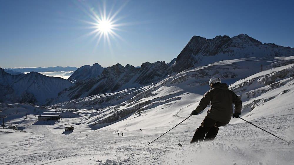 Bei Sonnenschein und unter blauem Himmel sind auf der Zuspitze Wintersportler in die Saison gestartet. / Foto: Angelika Warmuth/dpa