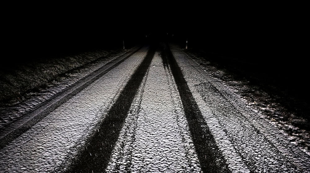 Das Alpenvorland ist über Nacht von einer dünnen Schneedecke bedeckt worden. / Foto: Karl-Josef Hildenbrand/dpa