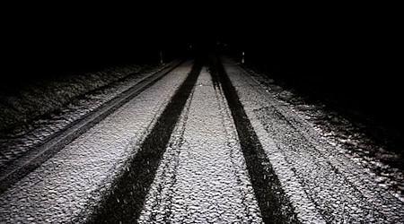 Das Alpenvorland ist über Nacht von einer dünnen Schneedecke bedeckt worden. / Foto: Karl-Josef Hildenbrand/dpa