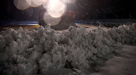 Ein Räum- und Streufahrzeug des Winterdienstes räumt am frühen Morgen im Ortsteil Oberjoch Schnee von einem Parkplatz. / Foto: Karl-Josef Hildenbrand/dpa