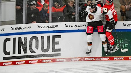 Harte Zweikämpfe gab es zwischen Deutschland und Österreich beim Deutschland Cup. / Foto: Armin Weigel/dpa