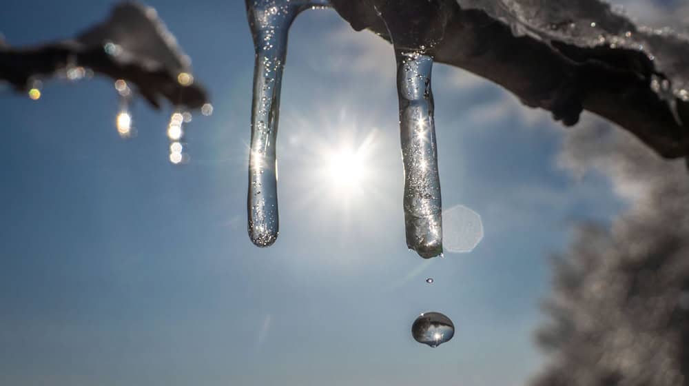 Trotz Tauwetter starten die ersten Bergbahnen in die Skisaison (Symbolbild). / Foto: Frank Rumpenhorst/dpa