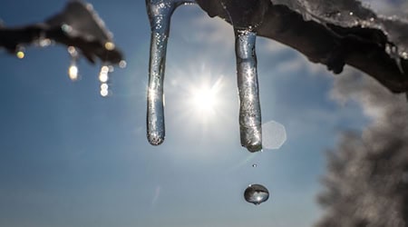 Trotz Tauwetter starten die ersten Bergbahnen in die Skisaison (Symbolbild). / Foto: Frank Rumpenhorst/dpa