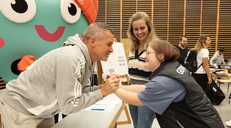 Tobias Angerer (l) hat als Special Olympics-Botschafter die Einkleidung der Athleten begleitet. / Foto: Hannah Hlavacek/Special Olympics Deutschland/dpa