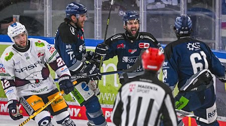 Cole Fonstad von den Straubing Tigers (3.v.l.)  / Foto: Armin Weigel/dpa